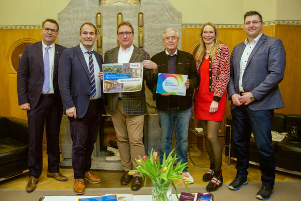 Bild vergr&ouml;&szlig;ern: Gruppenfoto mit Dr. Andreas J. Kraus - Gesch�ftsf�hrer Tourismusverband Vogtland e.V., Christoph G�sel - Gesch�ftsf�hrer der Th�ringer Tourismus GmbH, Dr. Volker Kielstein und Jan Kielstein - Inhaber Haus Schulenburg, Sandra Wanzar - 2. Beigeordnete und Dezernentin f�r Soziales, Jugend und Kultur der Stadt Gera, Thomas Hennig - Landrat des Vogtlandkreises und Vorsitzender des TVV