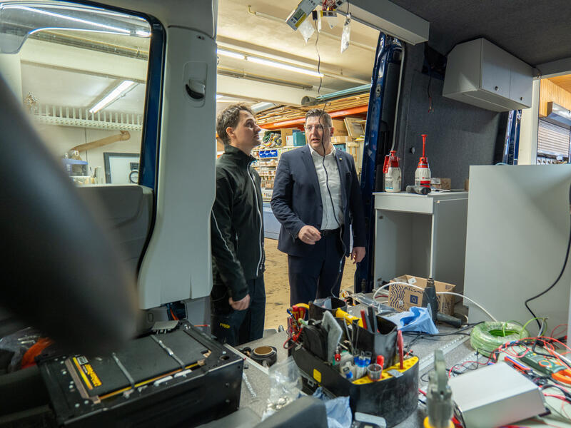 Ein Camper wird von innen ausgebaut. &Uuml;berall liegen Baumaterialien.