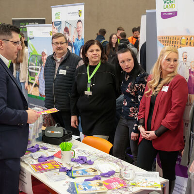 Bild vergr&ouml;&szlig;ern: Landrat besuchte den Landkreiseigenen Stand, der seine Ausbildungsm&ouml;glichkeiten vorstellte.