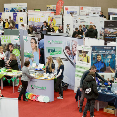 Bild vergr&ouml;&szlig;ern: Mehr als hundert Unternehmen waren bei der Messe dabei. &Uuml;bersichtsbild der Messe.