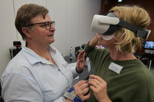 Bild vergr&ouml;&szlig;ern: Zwei Frauen mit VR-Brille