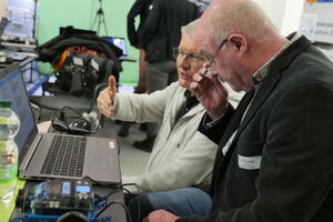 Bild vergr&ouml;&szlig;ern: Zwei M&auml;nner am Computer,