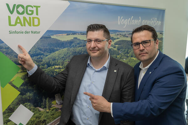 Bild vergr&ouml;&szlig;ern: Landrat und TVV-Vorsitzender Thomas Hennig und TVV-Gesch&auml;ftsf&uuml;hrer Dr. Andreas Kraus auf der gemeinsamen Pressekonferenz.