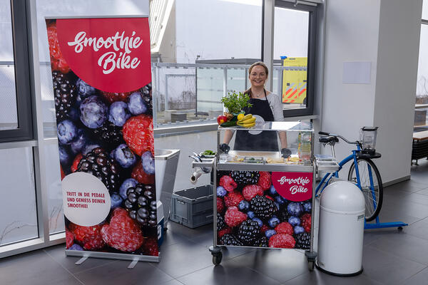 Bild vergr&ouml;&szlig;ern: Auf dem Smoothie-Bike konnten sich die Besucher ihren eigenen, gesunden Drink "erstrampeln".