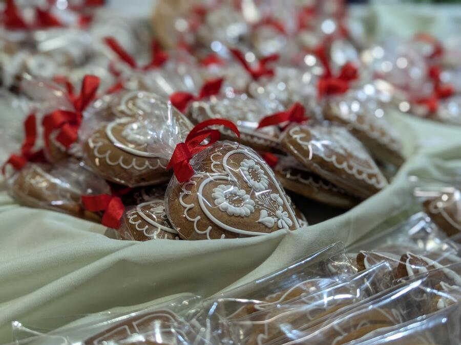 Verzierte Lebkuchen liegen verpackt in einem Korb.