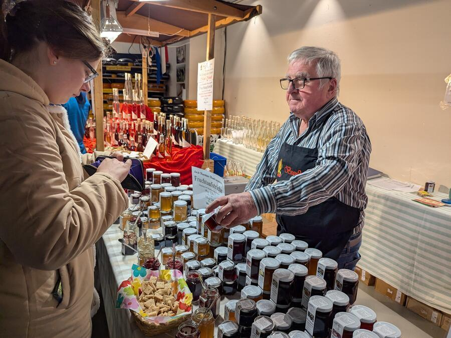 Ein H&auml;ndler verkauft Marmeladen.