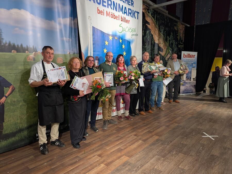 Alle Preistr&auml;ger sind auf der B&uuml;hne versammelt.