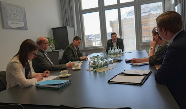 Bild vergr&ouml;&szlig;ern: Die Vertreter des Arbeitskreis SCHULEWIRTSCHAFT Vogtland trafen sich mit Landrat Thomas Hennig (mitte) zum Austausch.