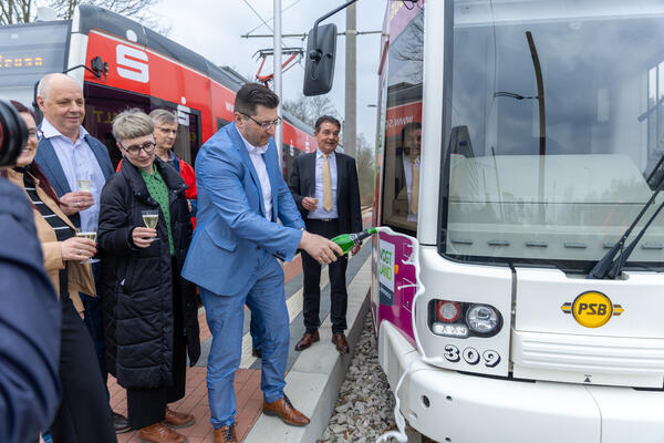 Bild vergr&ouml;&szlig;ern: Landrat Thomas Hennig taufte die neu gestaltete Stra&szlig;enbahn.