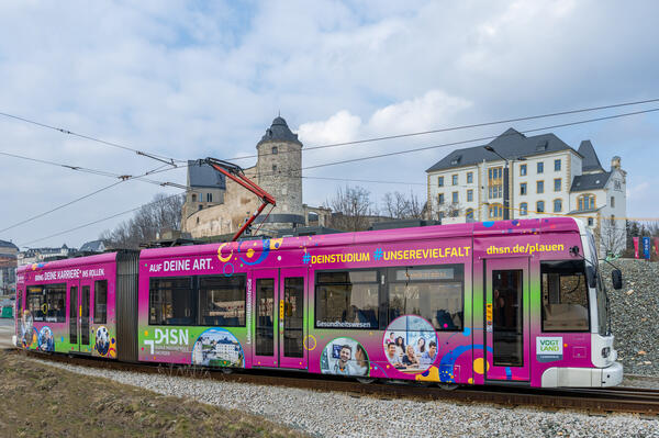 Bild vergr&ouml;&szlig;ern: Die neu gestaltete Stra�enbahn, im Hintergrund die Duale Hochschule Plauen.