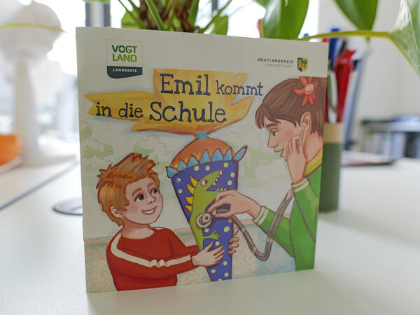 Bild vergr&ouml;&szlig;ern: Heft "Emil kommt in die Schule" erkl&auml;rt kindgerecht die Schuleingangsuntersuchung