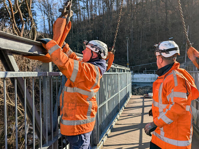 Ein Mitarbeiter pr&uuml;ft die Lastenb&auml;nder.