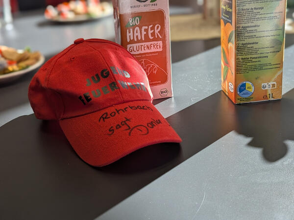 Bild vergr&ouml;&szlig;ern: Eine signierte, rote Kappe. Geschrieben steht Rohrbach sagt Danke.