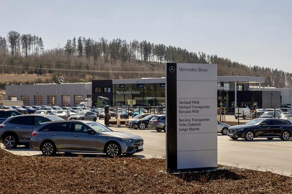 Bild vergr&ouml;&szlig;ern: Neben einem gro�z�gigen Showroom gibt es eine Pkw-Werkstatt mit doppelter Kapazit�t, eine hochmoderne Lkw-Werkstatt und einem gro�en Ersatzteillager.