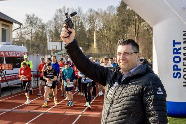 Bild vergr&ouml;&szlig;ern: Landrat Thomas Hennig gab den Startschuss.