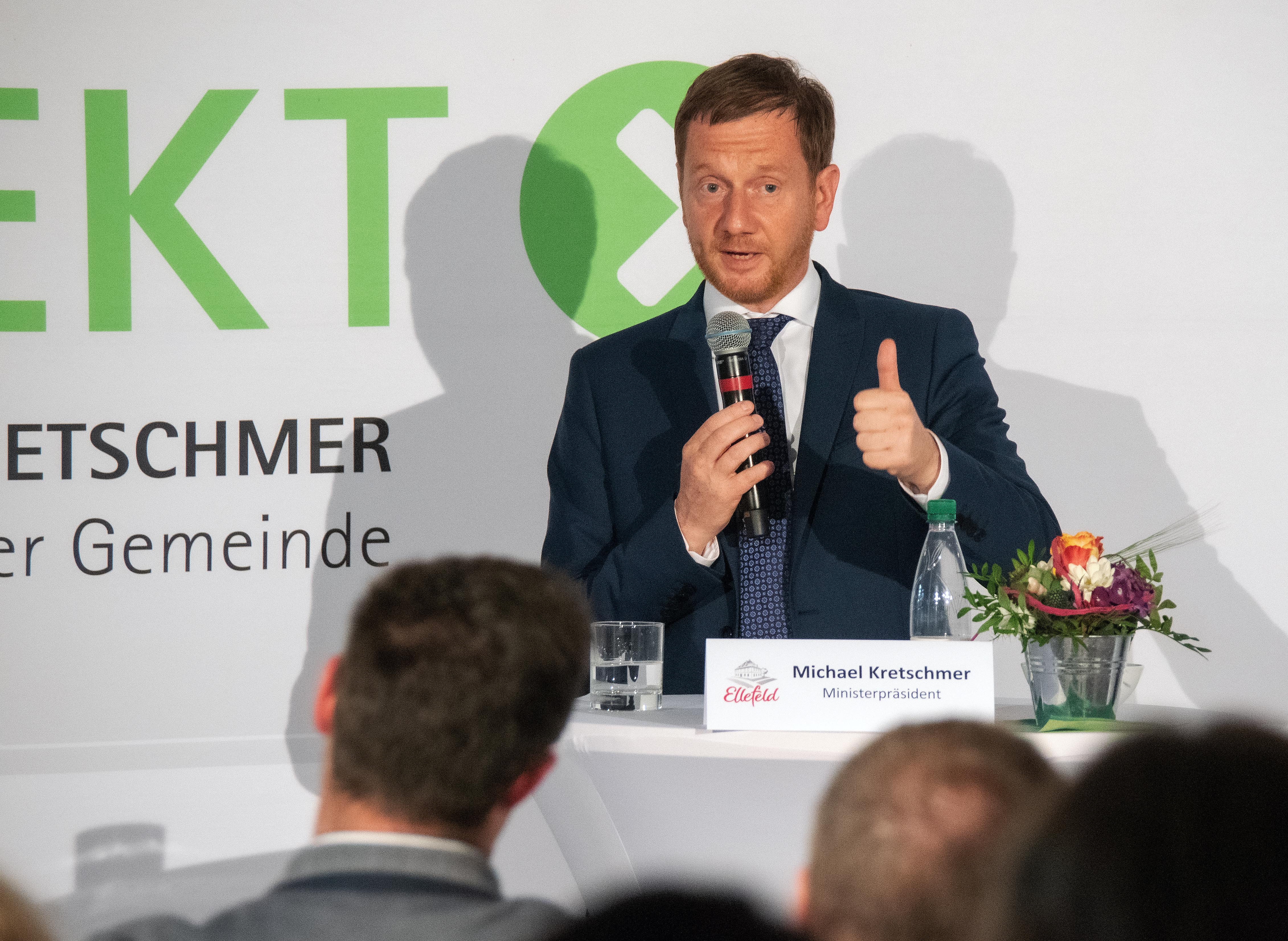 Bild vergr&ouml;&szlig;ern: Auf dem Bild hebt der referierende Ministerpr&auml;sident den Daumen seiner linken Hand.