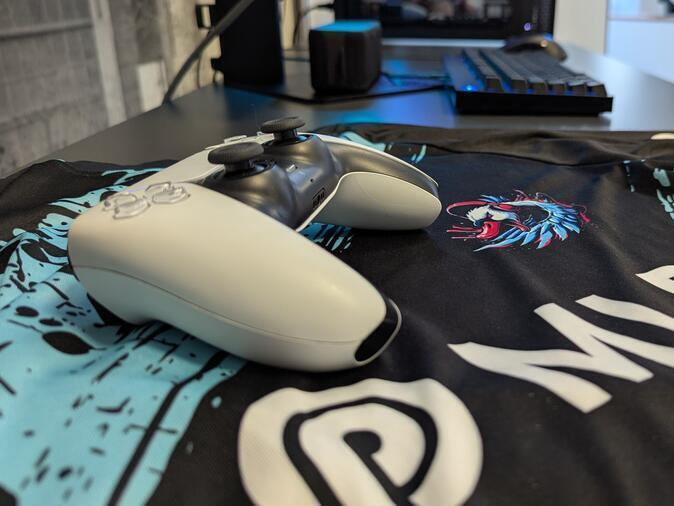 Ein Gamingcontroller liegt auf einem Tshirt.