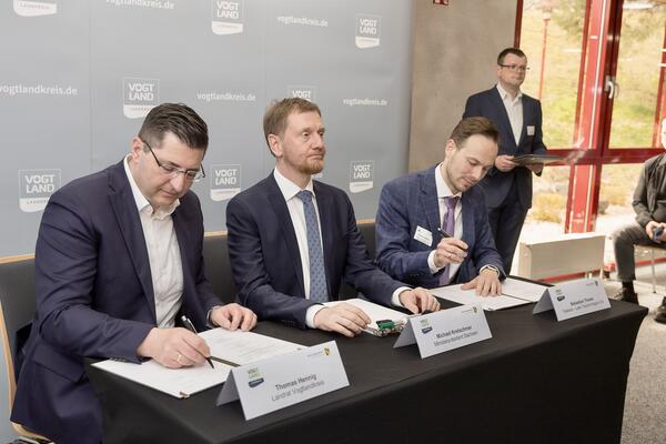 Bild vergr&ouml;&szlig;ern: Landrat Thomas Hennig, Ministerpr�sident Michael Kretschmer und Sebastian Thoms (v.l.n.r.) bei der Vertragsunterzeichnung