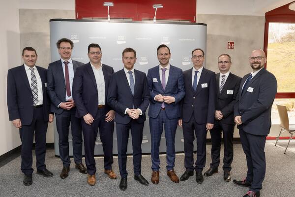 Bild vergr&ouml;&szlig;ern: Gruppenfoto - "Vogtlandkreis goes Gigabit"
