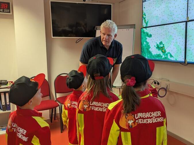 Peter Gebhardt, Sachbearbeiter Katastrophenschutz, hat den Kindern ihre Fragen beantwortet.