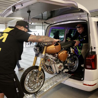 Bild vergr&ouml;&szlig;ern: Nicht nur Autos waren dabei, sondern auch die kultigen Simson-Ost-Mopeds.