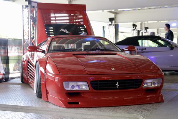 Bild vergr&ouml;&szlig;ern: Auch Supersportwagen wie dieser rote Ferrari zogen alle Blicke auf sich.