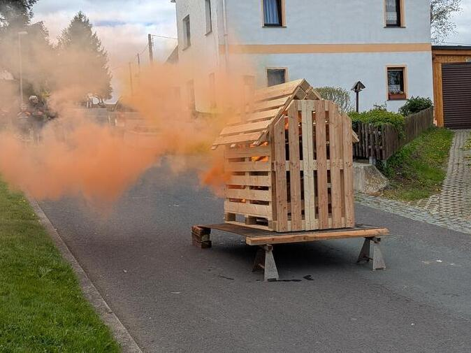 Eine kleine Holzh&uuml;tte wurde durch einen Brandsatz angez&uuml;ndet.