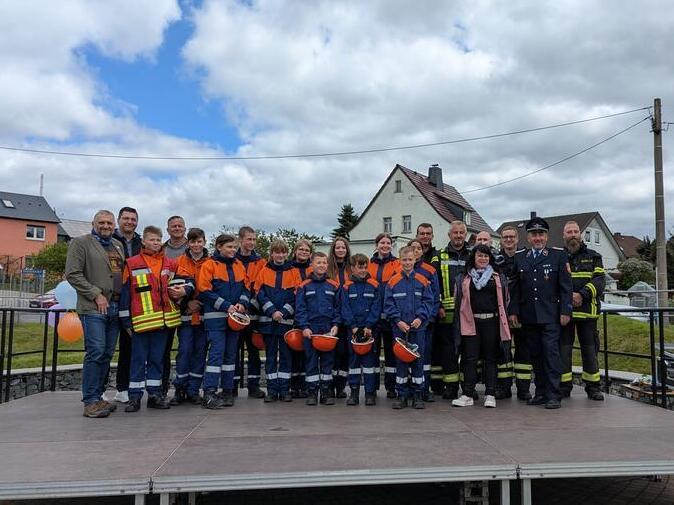 Ein Gruppenbild mit den Mitgliedern der Jugendfeuerwehr, den Jugendwarten, dem Wehrleiter, dem Landrat und weiteren Vertretern der lokalen Politik.