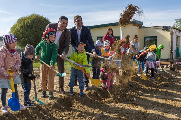 Bild vergr&ouml;&szlig;ern: Landrat Thomas Hennig und B&uuml;rgermeister Andreas Gruner unterst&uuml;tzten die Kinder beim Spatenstich.