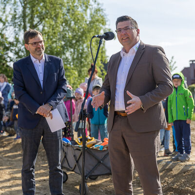 Bild vergr&ouml;&szlig;ern: Landrat Thomas Hennig bedankte sich bei allen, die diesen Neubeginn m&ouml;glich machen.