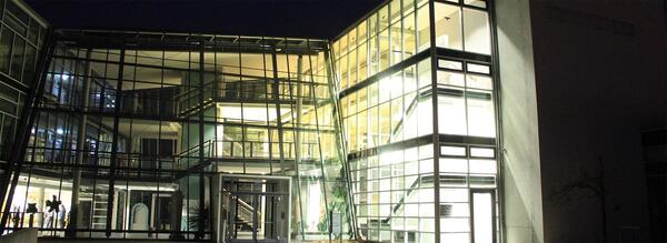 Bild vergr&ouml;&szlig;ern: Das Bild zeigt eine Nachtaufnahme des BSZ Oelsnitz