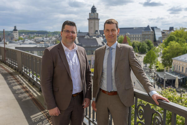 Bild vergr&ouml;&szlig;ern: Im Portrait - Landrat Thomas Hennig und B&eacute;la B&eacute;lafi Pr&auml;sident der Landesdirektion Sachsen