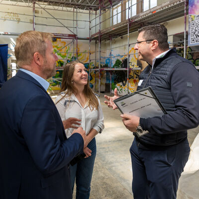 Bild vergr&ouml;&szlig;ern: Landrat Thomas Hennig im Gespr&auml;ch mit B&uuml;rgermeister Marco Siegemund und Sina Herold, der Projektmanagerin Mittelzentraler St&auml;dteverbund G&ouml;ltzschtal