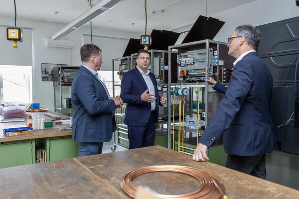 Bild vergr&ouml;&szlig;ern: Landrat Thomas Hennig im Gespr&auml;ch mit Vertretern der S&auml;chsischen Innung f&uuml;r K&auml;lte- und Klimatechnik sowie des Beruflichen Schulzentrums Reichenbach