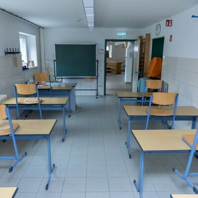 Bild vergr&ouml;&szlig;ern: Das Klassenzimmer entspricht nicht mehr den Anforderungen an eine zeitgem&auml;&szlig;e, digitale Ausbildung - eine Modernisierung ist erforderlich.