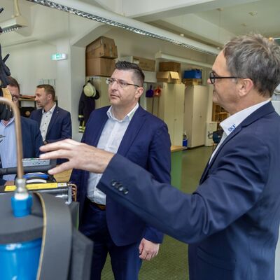 Bild vergr&ouml;&szlig;ern: Landrat Thomas Hennig schaut sich die Messtechnik an.