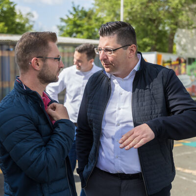 Bild vergr&ouml;&szlig;ern: Landrat Thomas Hennig im Gespr&auml;ch mit Stellvertreter des Oberb&uuml;rgermeisters Randy Neidhardt