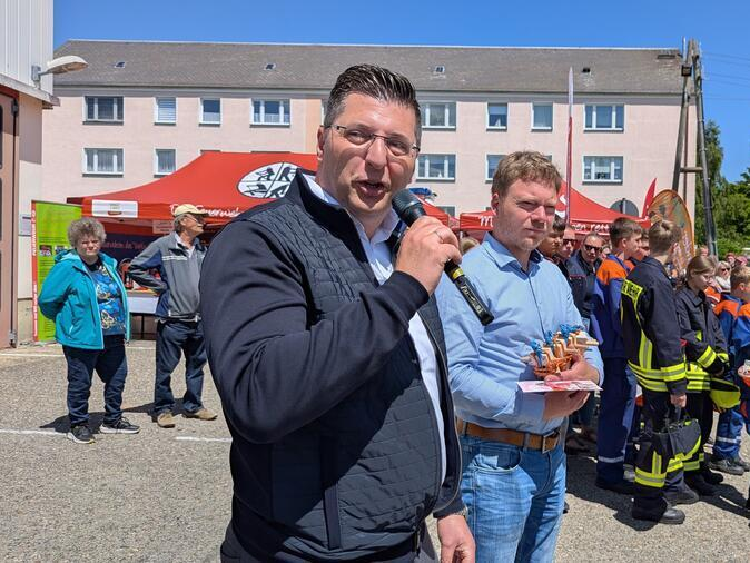 Landrat Thomas Hennig h&auml;lt eine Rede.