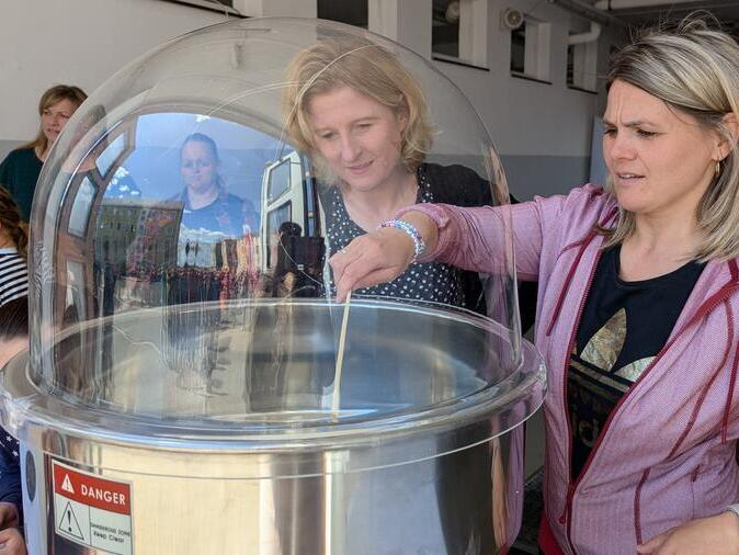 Zwei Frauen machen Zuckerwatte.