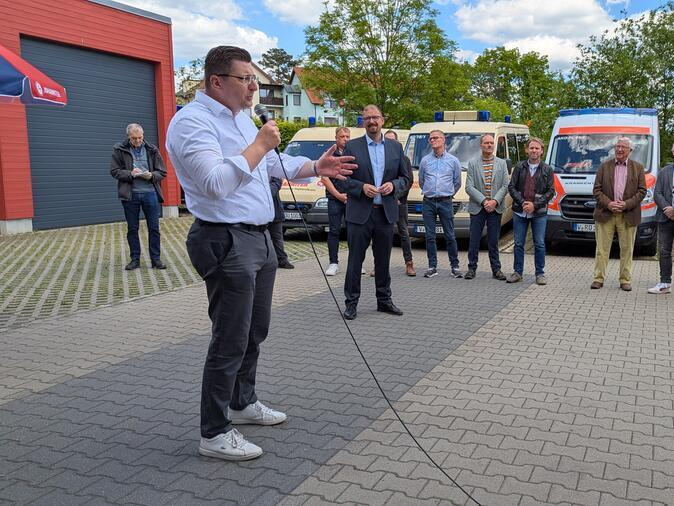 Landrat Thomas Hennig h&auml;lt ein Gru&szlig;wort.