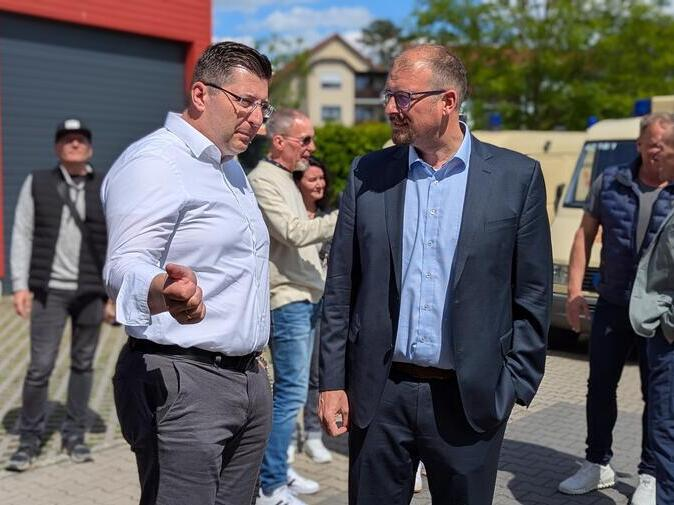 Thomas Hennig unterh&auml;lt sich mit Ren&eacute; Schreiter, Amtsleiter Ordnung und Sicherheit der Stadt Plauen.