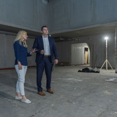 Bild vergr&ouml;&szlig;ern: Landrat Hennig schaut sich den Erweiterungsbau an.