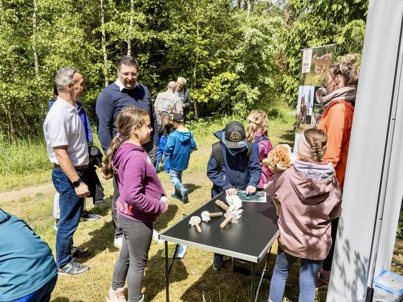 Sch&uuml;ler lernen an einem Stand &uuml;ber den Fuchs.