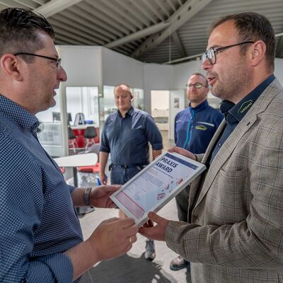 Landrat Thomas Hennig &uuml;berreichte die Urkunde an den Gesch&auml;ftsf&uuml;hrer der autobund GmbH, Daniel Seiferth.