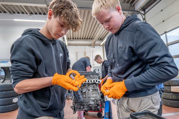 Bild vergr&ouml;&szlig;ern: Die Sch�lerinnen und Sch�ler zerlegten gemeinsam mit dem Landrat einen Rumpfmotor.