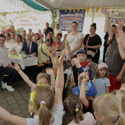 Bild vergr&ouml;&szlig;ern: Kinder tanzen und singen, das Publikum dankte mit viel Applaus.