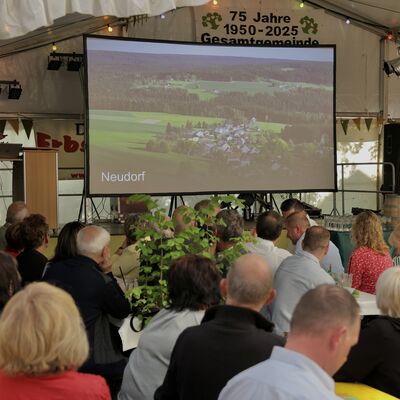 Bild vergr&ouml;&szlig;ern: Viele Besucher im Bierzelt schauen auf der Leinwand dem Fotovortrag gespannt zu.