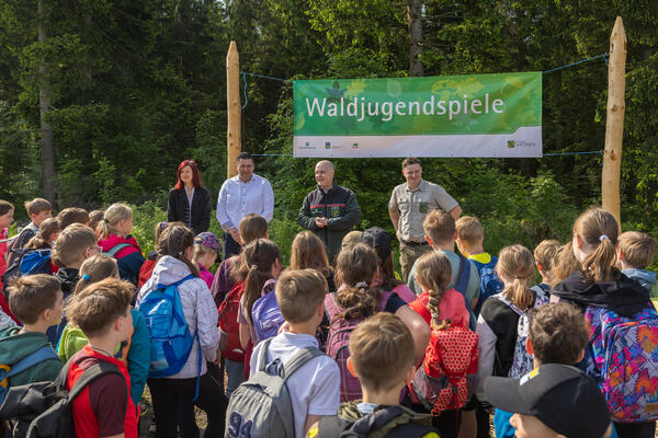 Bild vergr&ouml;&szlig;ern: Viele Kinder werden vom Landrat Thomas Hennig, der B&uuml;rgermeisterin von Klingenthal und vom Sachsenforst begr&uuml;&szlig;t und belehrt.