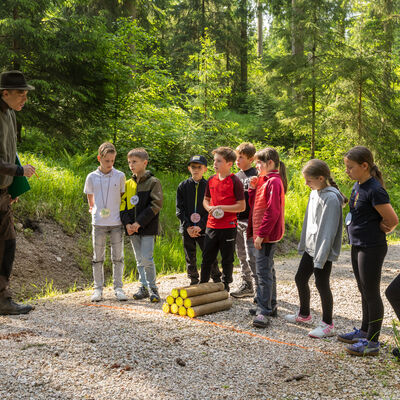Bild vergr&ouml;&szlig;ern: Mitarbeiter vom Sachsenforst im Gespr&auml;ch mit den Sch&uuml;lerinnen und Sch&uuml;ler auf.