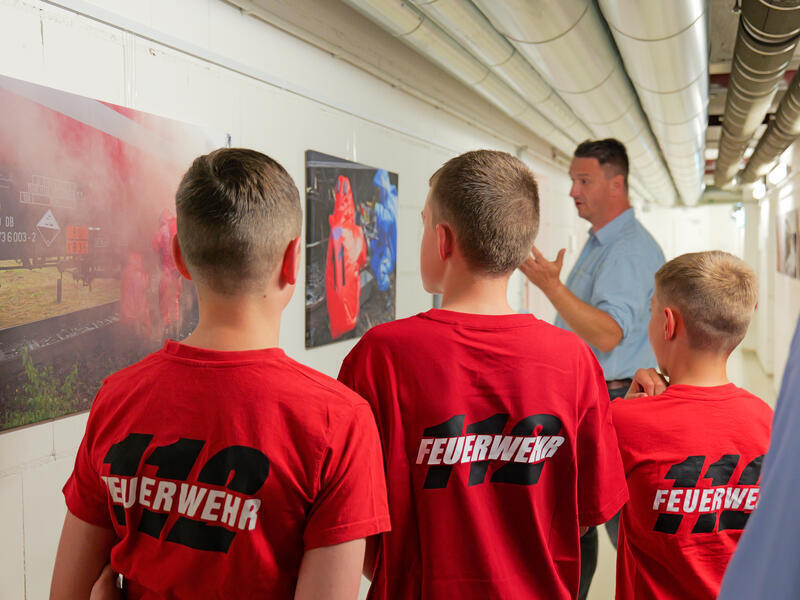 Kollegen der Stabsstelle Krisenmanagement Bev&ouml;lkerungsschutz f&uuml;hrten die Jugendlichen durch den Katastrophenschutzkeller.